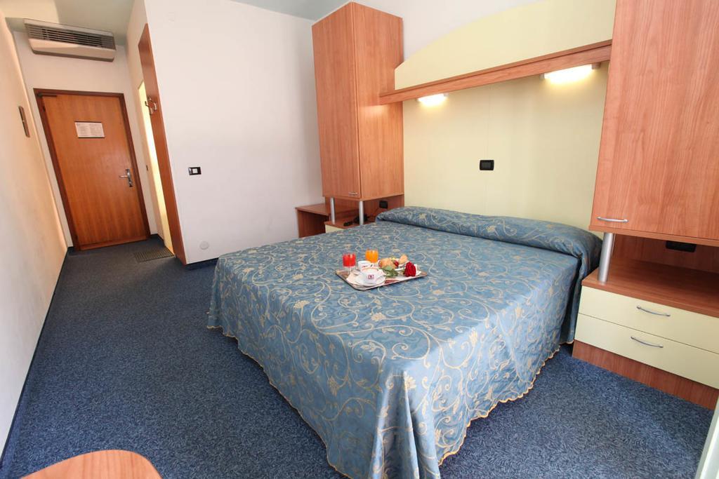 Hotel Derby S リド・ディ・イエゾロ エクステリア 写真